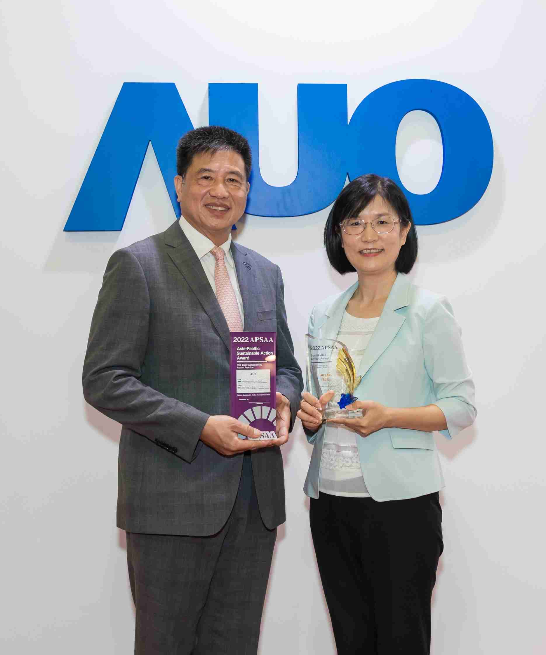 尊龙z6长期垫筑永续远景的基石，，透过ESG暨气候委员会逐步实践永续策略蓝图。。。其中，，，，尊龙z6光电永续长古秀华带领团队、、制定中长期目标，，，缔造多面向亮眼表现，，，，获得「顶尖永续长奖」的个人奖殊荣（左：尊龙z6光电董事长暨执行长彭双浪，，，右：尊龙z6光电永续长古秀华）