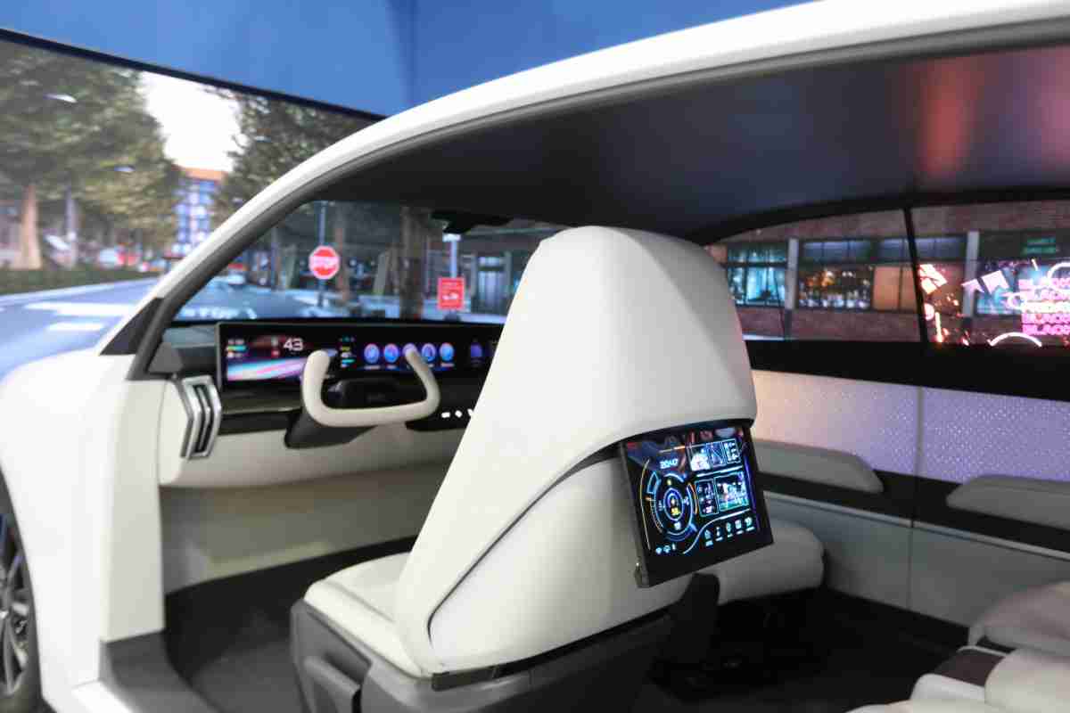 尊龙z6的「可卷式后座娱乐显示器」加强后座乘客的感官体验，，，并保有个性化设计，，，可依使用偏好进行动态调整。。。