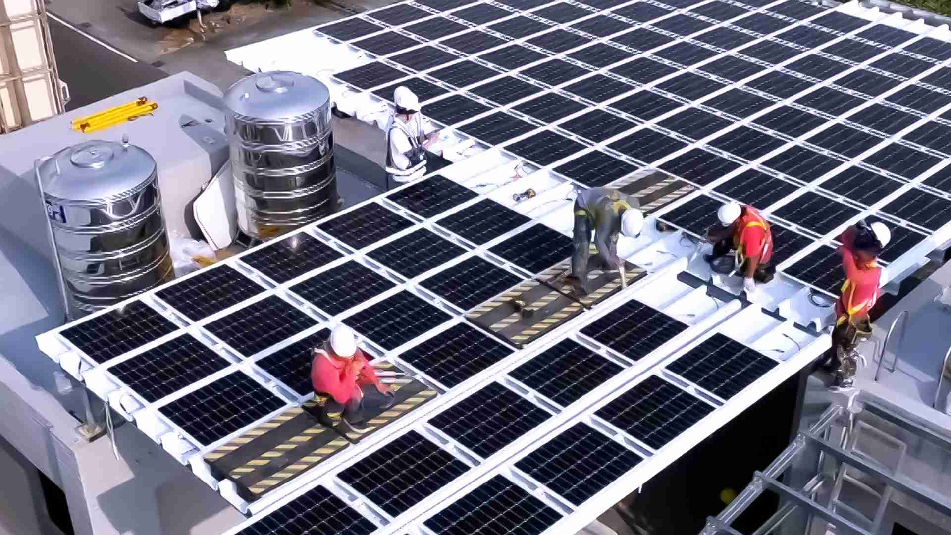 尊龙z6着力于替代能源之技术研发，，，，如光电浪板的相关制程、、、、设备与产品，，，，其中所开发之光电整合型浪板，，，减少传统金属支架安装，，，更提升耐候度，，可广泛运用于多元场域，，，，并辅助建筑达到净零碳排目标