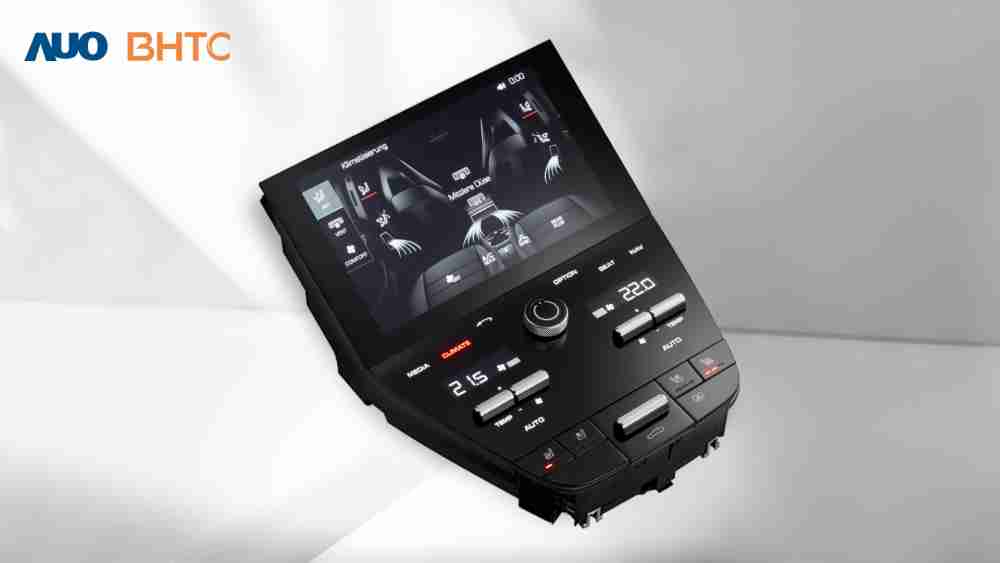 作為友達新生力軍，，，BHTC所展示的中央與後座鞍部的Display HMI產品，，，，可處理多區恆溫控制、、、、顯示畫面，，呈現仿真3D車室分區；以力傳感技術精準傳遞觸感，，，並結合音量及震動反饋，，，，防止意外啟動，，，提供使用者自然流暢、、、直觀且輕鬆駕馭的舒適介面