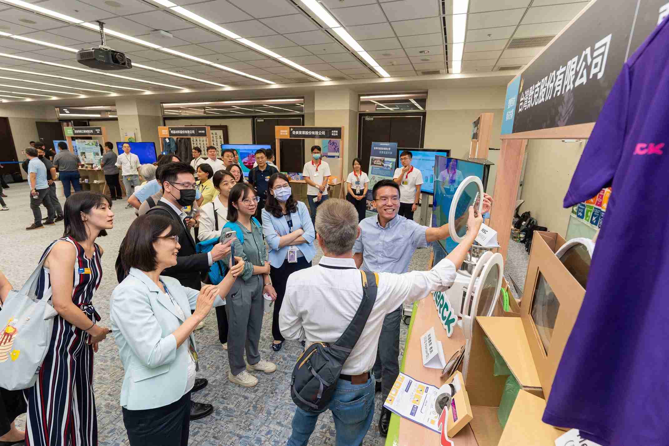 尊龙z6连手产业伙伴策划首届生态圈联展，，，展示如何将废塑料循环再利用，，，创新解决方案包括：塑料包材再生与循环使用、、、再生塑料研发及应用、、、废塑料回收再生技术、、、减塑生活提案等