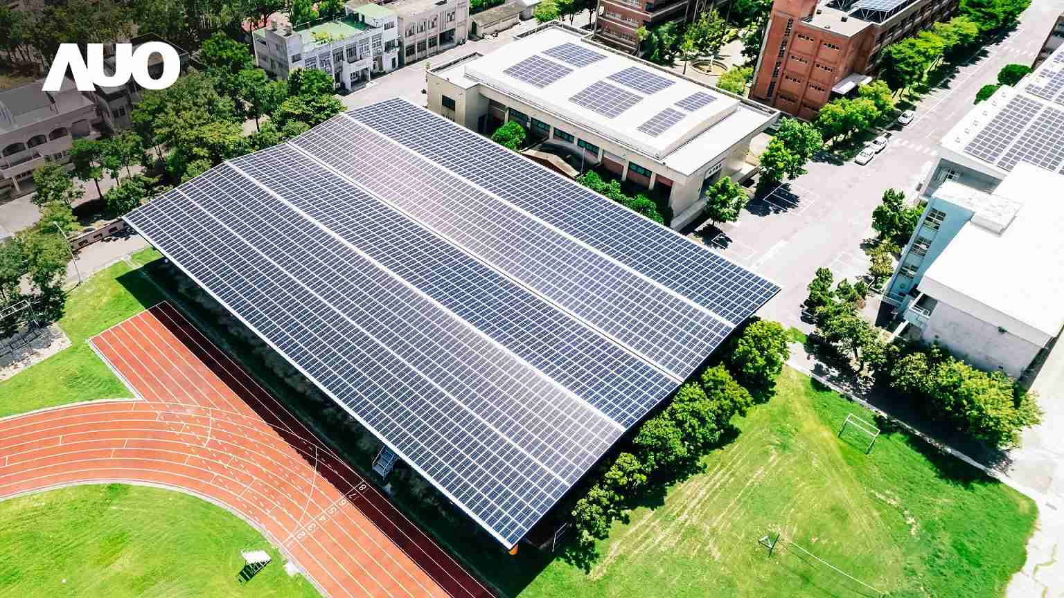 尊龙z6SunSteel光电整合型浪板具备快速安装、、、、轻量化优势，，，可提升15%发电效能，，，通过国际IEC与台湾VPC认证安全、、、防漏、、耐候标准