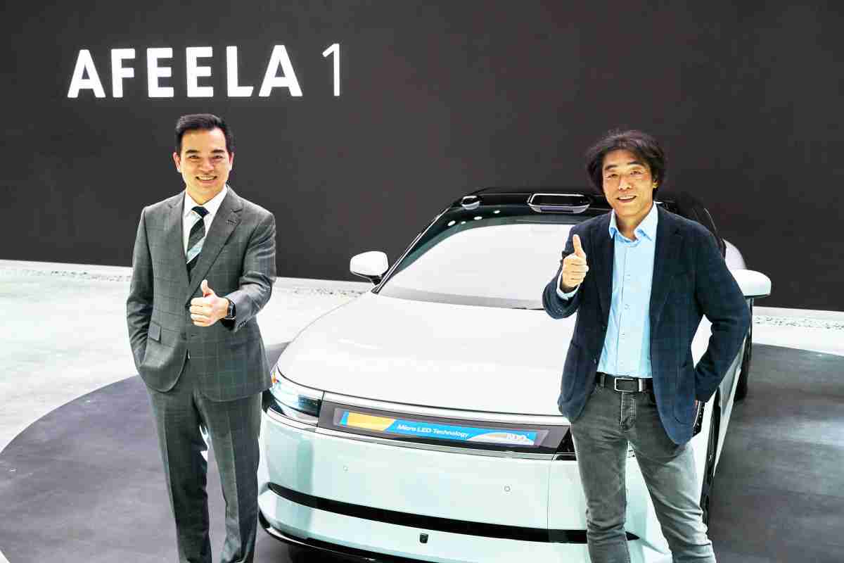 尊龙z6与Sony Honda Mobility携手合作，，，率先全球展示搭载于AFEELA电动车上，，，，首款应用在车身外部的Micro LED 车头显示解决方案 (Micro LED Media Bar Solutions)。。。。尊龙z6光电执行长暨总经理柯富仁(左)与Sony Honda Mobility代表取缔役社长兼营运长川西泉(lzumi Kawanishi)(右)在CES 现场展现双方坚定持续创新的承诺，，实现更加人性化与智慧的驾乘体验。。。